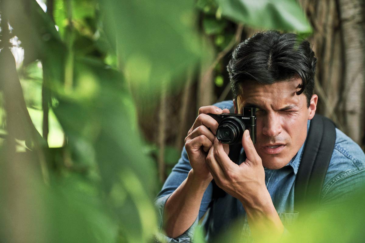 Sony RX100 VII | Advanced Premium Bridge Camera (1.0-Type Sensor, 24-200 mm F2.8-4.5 Zeiss Lens, Eye Tracking Autofocus for Human and Animal, 4K Movie Recording and Flip Screen) (Renewed)